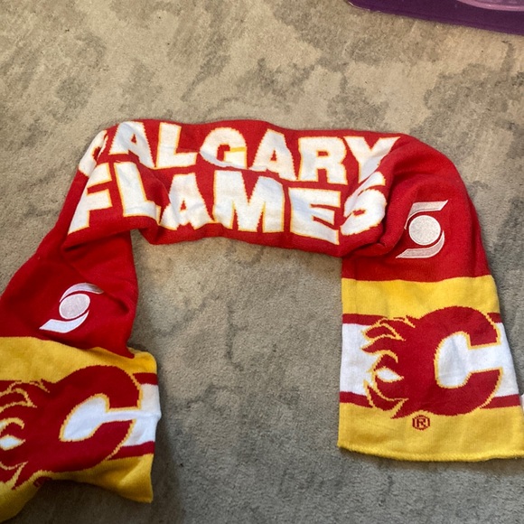 Calgary Flame scarf - Picture 1 of 3